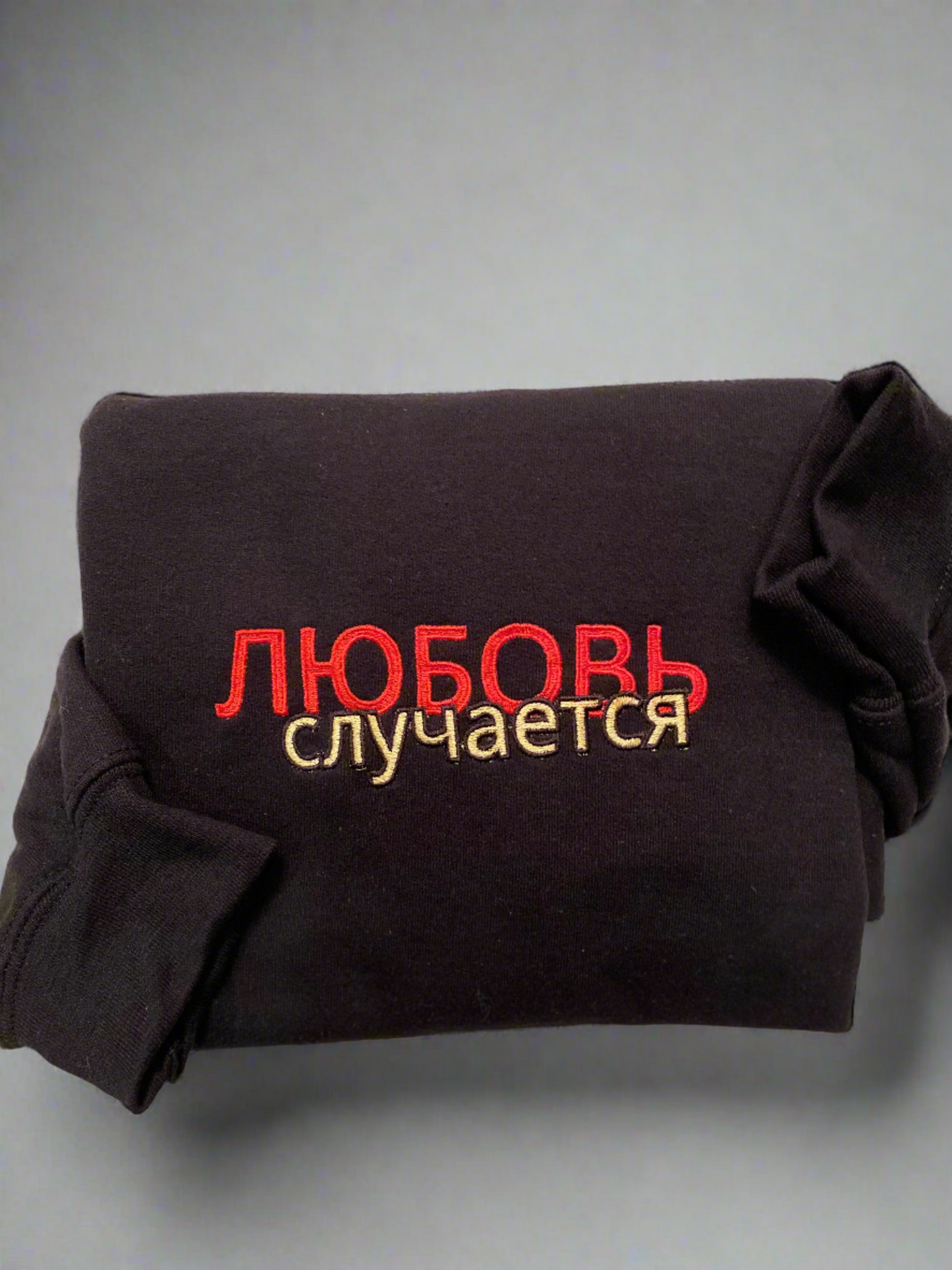 Свитшот "Любовь случается"